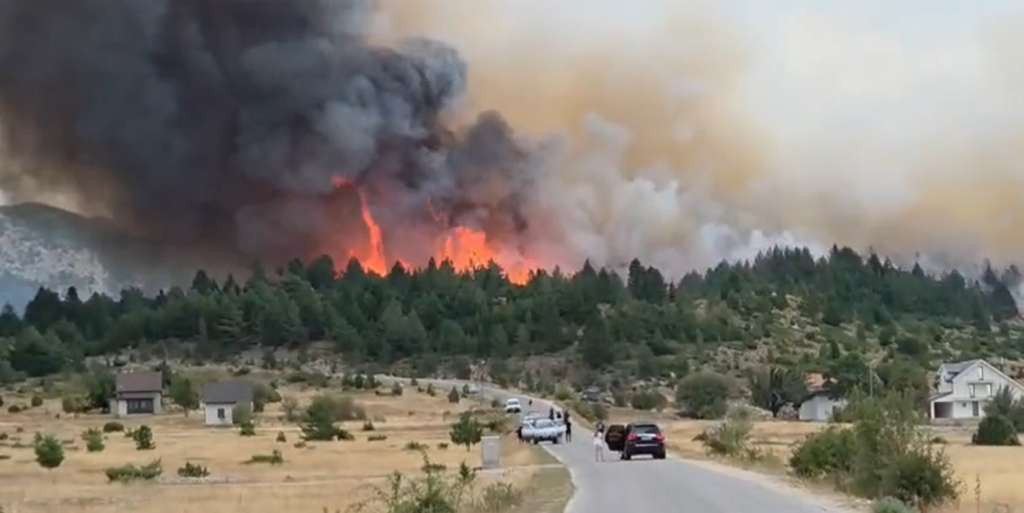 Veliki požar u blizini Masne Luke na Blidinju, ugrožene vikendice