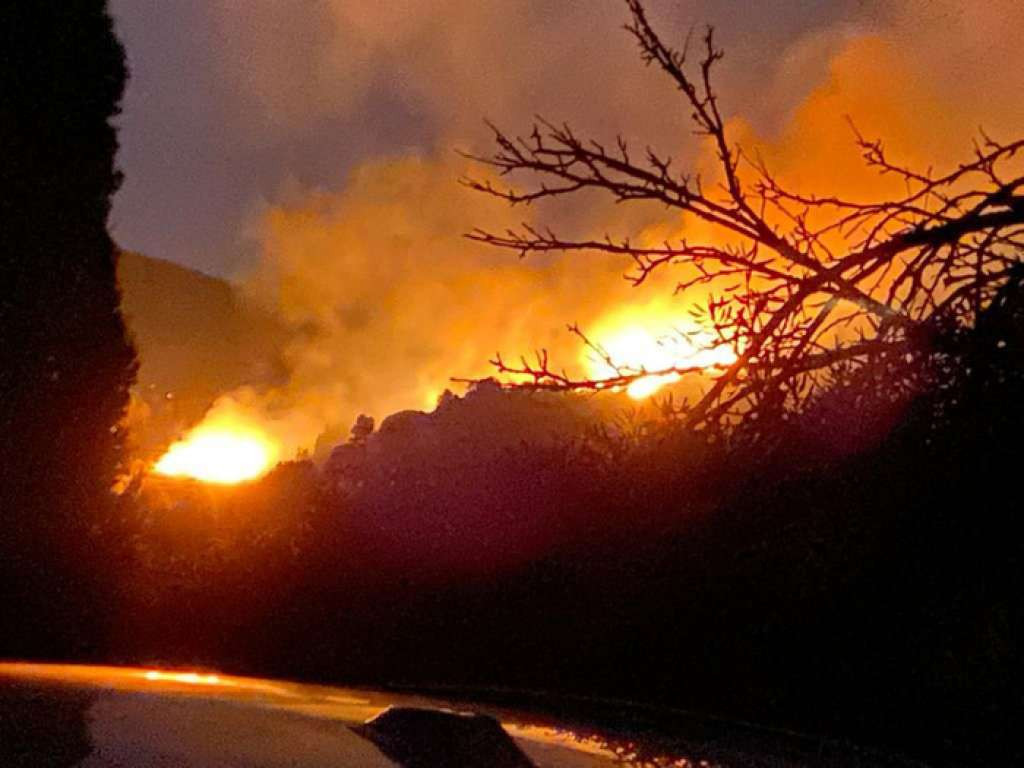 Aktivan požar na brdu Križevac u Međugorju i u Stocu na lokaciji Barane