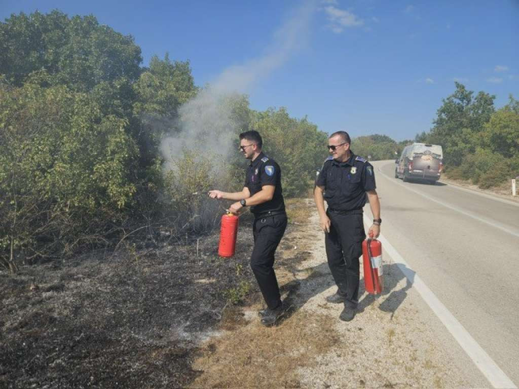 Pripadnici Granične policije BiH ugasili požar u blizini graničnog prijelaza Kamensko