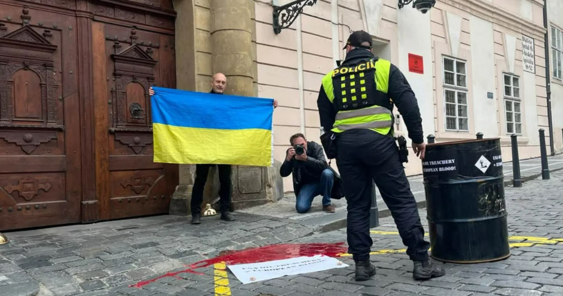 Pred ambasadom SAD-a u Pragu bure za naftu, simbolična lokva krvi i poruka - Trump je izdajica