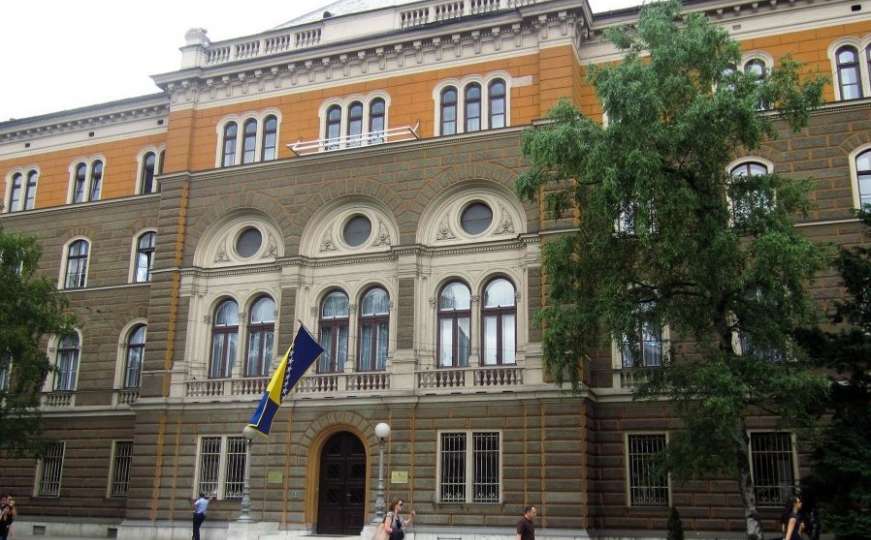 Psovao, prijetio, pa napao policajce ispred Predsjedništva BiH