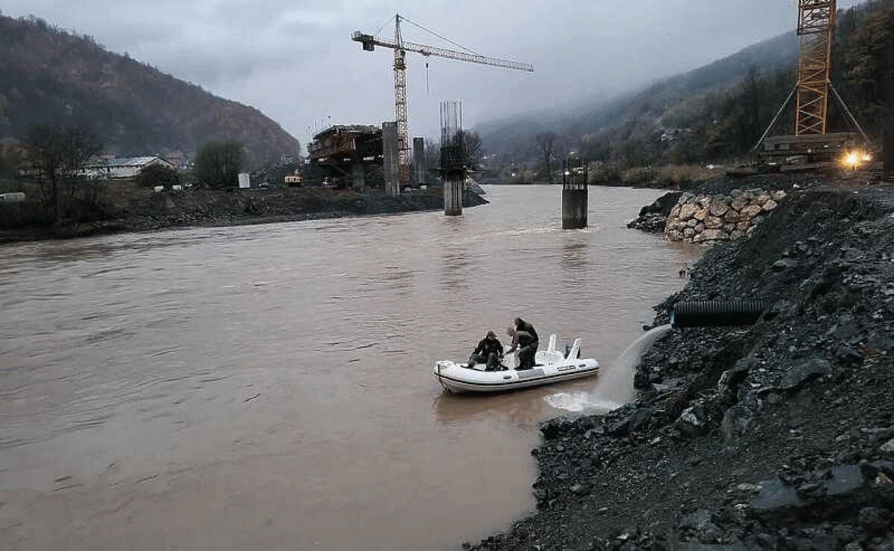 Spasioci se nadaju padu nivoa vode-nesreća otvorila pitanje zaštite na radu