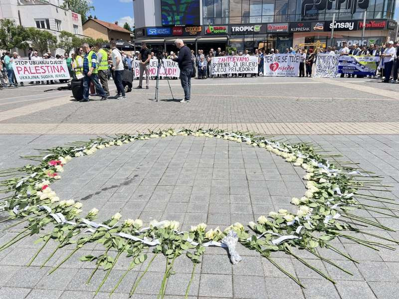 Ružama umjesto spomenika Prijedor se prisjetio ubijene djece i bijelih traka