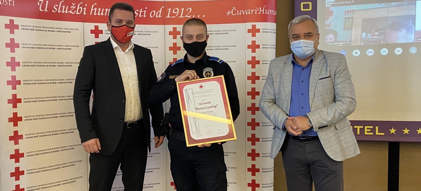 Priznanje "Humani podvig" za dvojicu policijskih službenika Četvrte PU