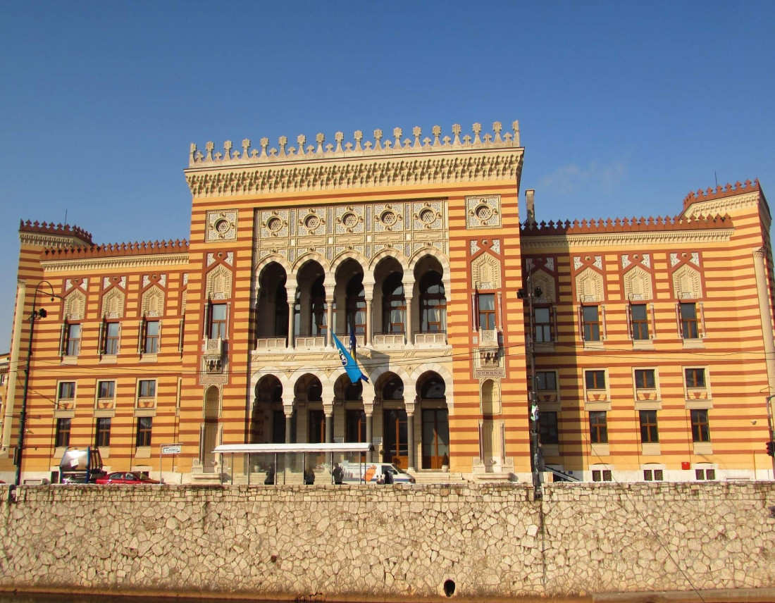 Projekcija na fasadi Vijećnice - Imena i prezimena ubijenih u genocidu u Srebrenici