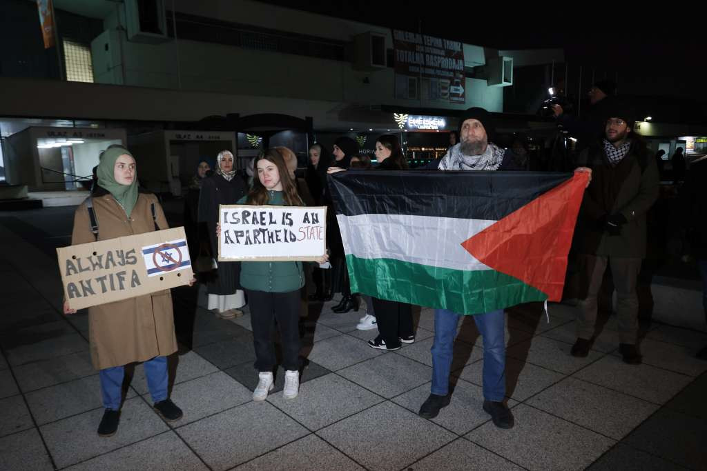 Protest građana u Sarajevu zbog hokejaške utakmice BiH - Izrael