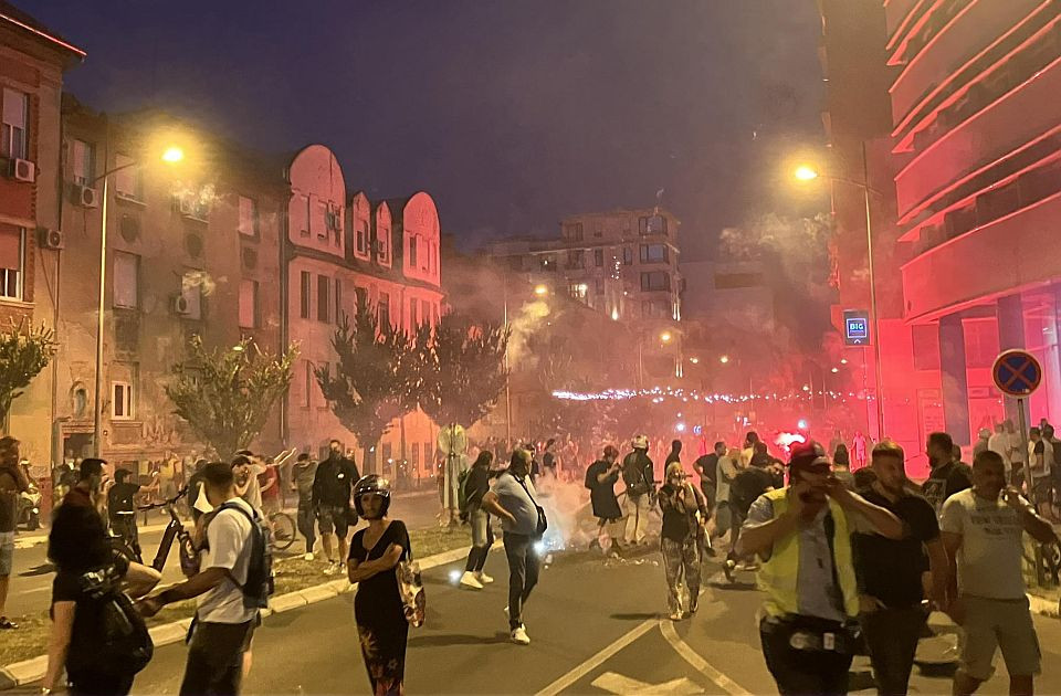 Novi Sad: Sukob ispred prostorija SNS-a