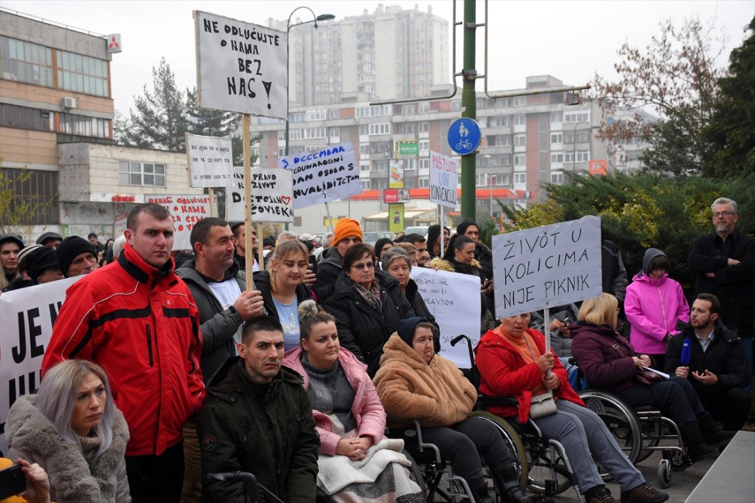 Protest osoba s invaliditetom pred zgradom Vlade FBiH