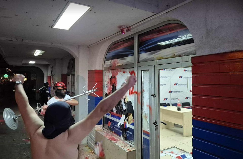 Građani upali u prostorije SNS-a u Novom Sadu, razbijeni prozori