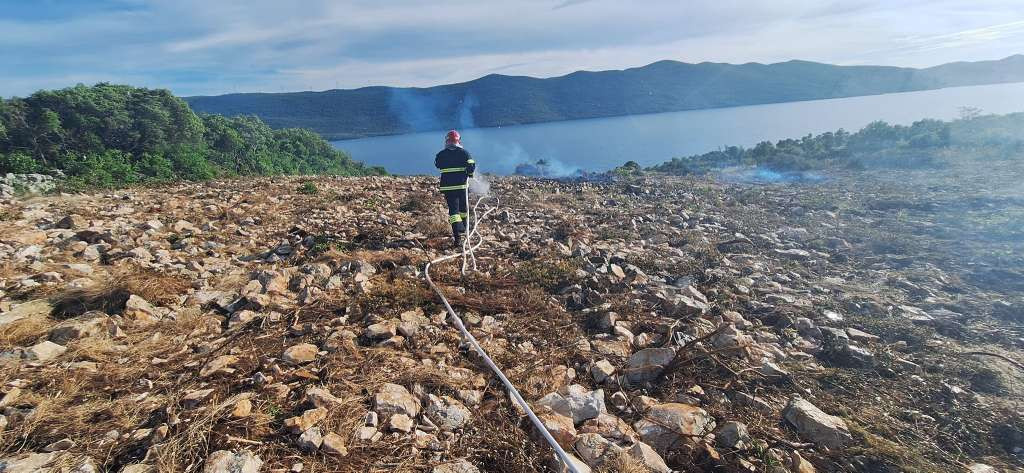 Požar na poluotoku Klek, gorjela trava i nisko rastinje