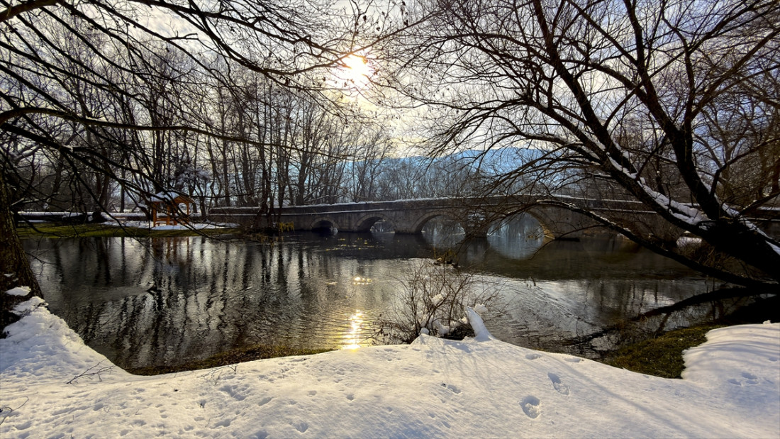 Zimska čarolija nad rijekom: Rimski most u bijelom ruhu