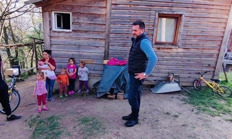 Ramić posjetio porodicu Mehić iz Bratunca: Šestočlana porodica dobit će novi dom