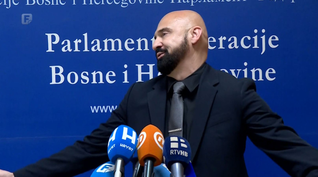 Isak o pjesmi i CIK-u:  Zamislite šta ćemo uraditi za predizbornu kampanju, ima država da gori