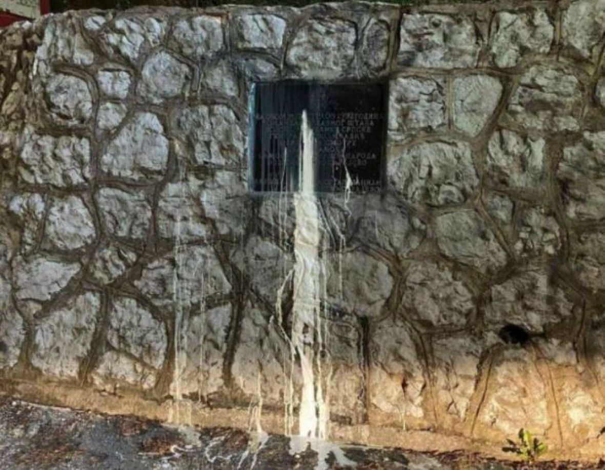 Bačena farba na spomen-ploču Ratku Mladiću na Vracama