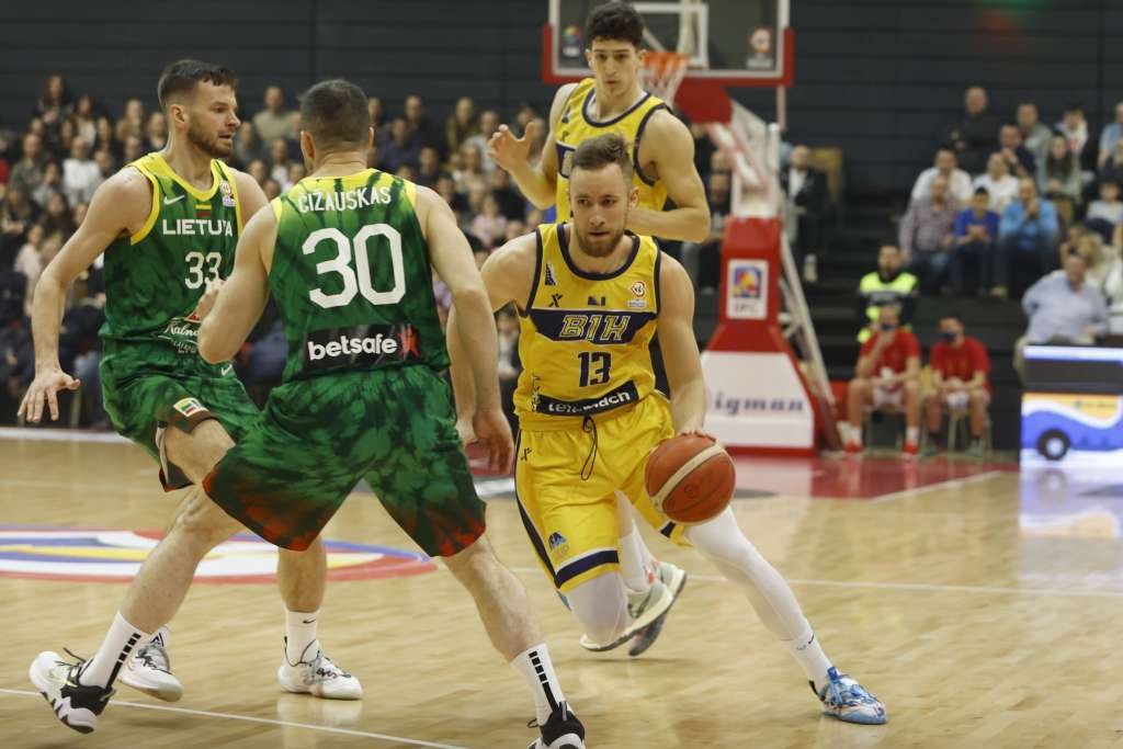 Vodstvo košarkaša BiH na poluvremenu meča protiv Litvanije