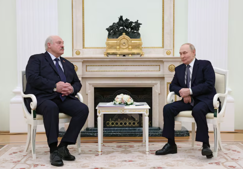 Lukašenko i Putin potpisali petogodišnji sporazum o plinu nakon dugih razgovora u Kremlju