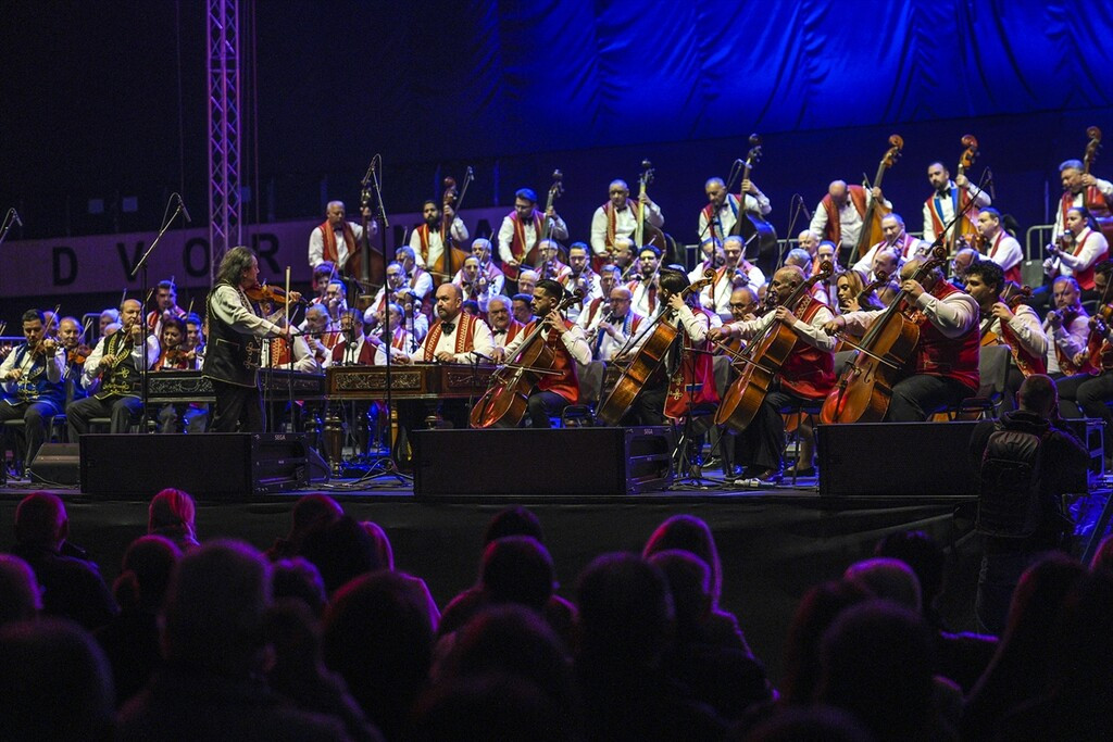 Spektakl u Sarajevu: "Sto romskih violina" oduševilo publiku u dvorani "Mirza Delibašić"