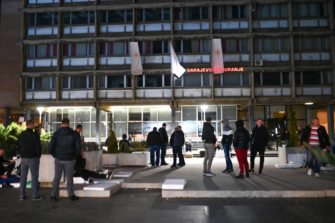 Zenički rudari noć provode na otvorenom, pridružit će im se i porodice