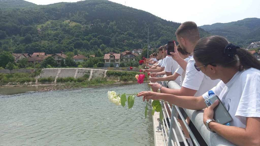 Rukometaši Radničkog odali počast žrvama genocida, Drinom iz Goražda zaplovile ruže
