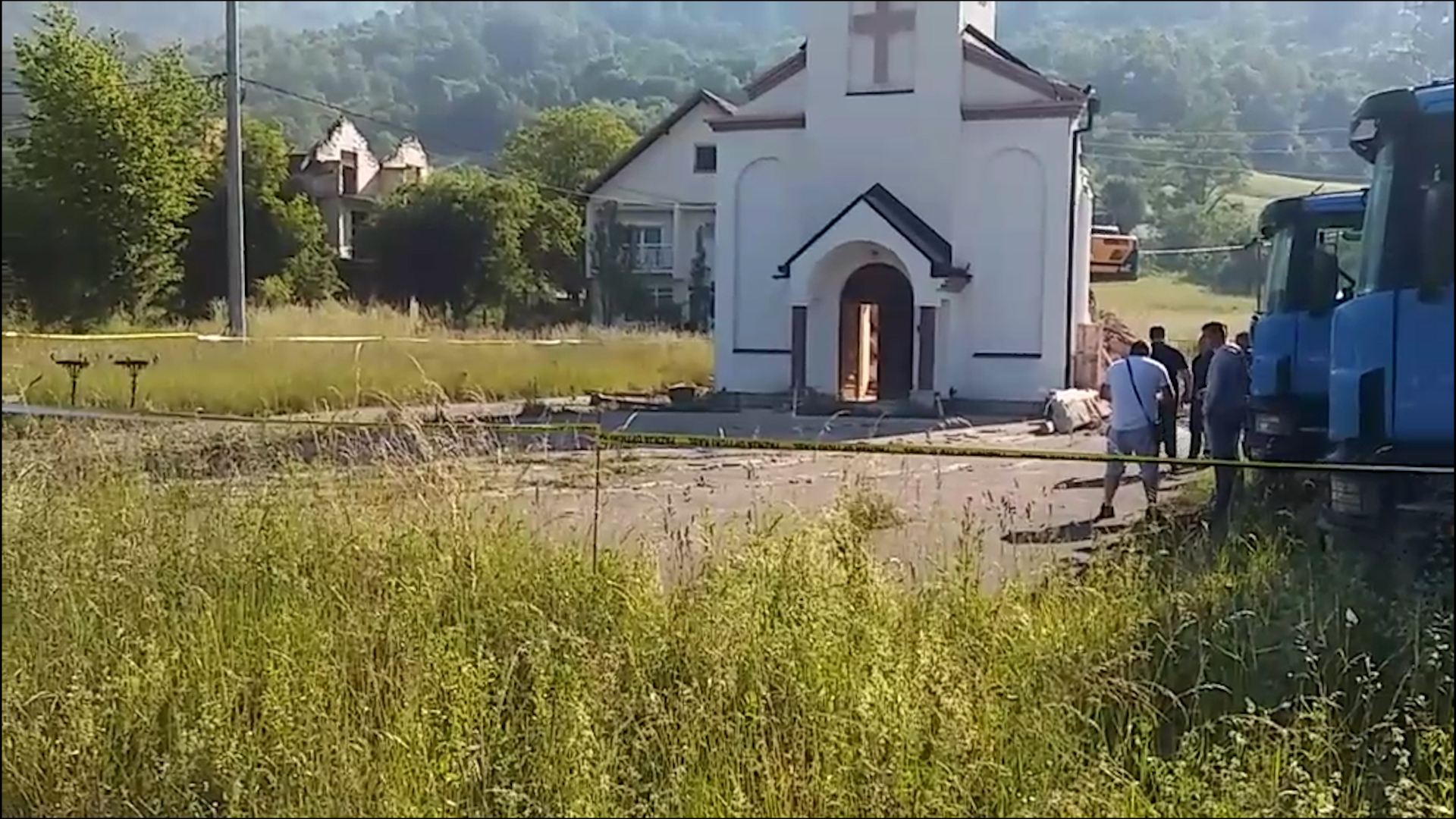 Počelo uklanjanje bespravno izgrađene crkve iz dvorišta Fate Orlović