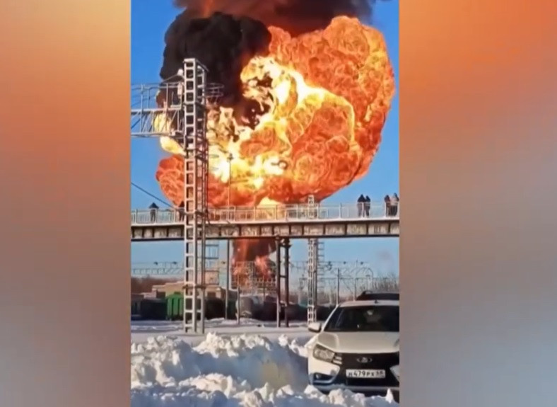 Voz s gorivom iskočio iz šina u Rusiji, došlo do eksplozije i požara