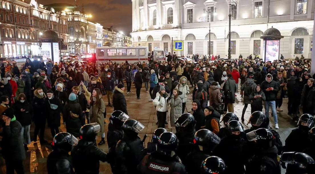 U Sankt Peterburgu uhapšeno nekoliko desetina demonstranata protiv invazije Ukrajine