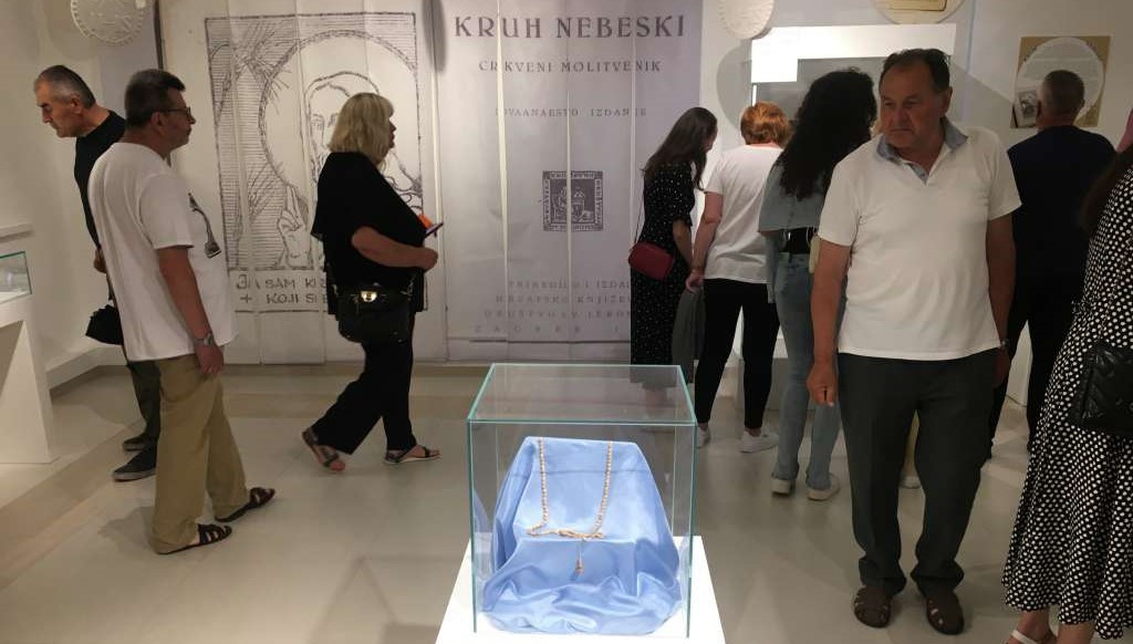 Tomislavgrad: Otvorena izložba molitvenika 'Kruh nebeski'