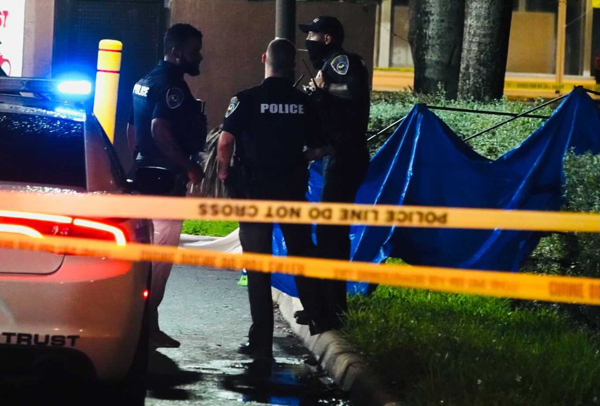 SAD: Troje mrtvih u pucnjavi ispred restorana