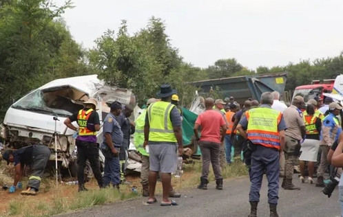 Kamion udario školski kombi u Južnoj Africi, najmanje 12 djece poginulo