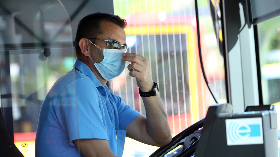 Vozačima zabranjeno nošenje kape i naočara za sunce zajedno s maskom