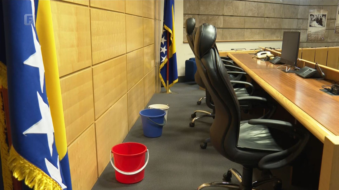 Prokišnjava li samo krov sale parlamenta ili i krov vladajuće većine ima pukotine?