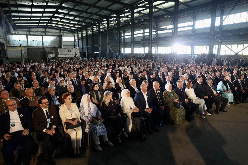 Nakon pada Srebrenice ostalo više od 5.500 djece siročadi