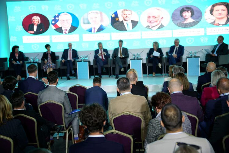 U Neumu počeo Energetski samit bez prisustva  političara iz RS-a