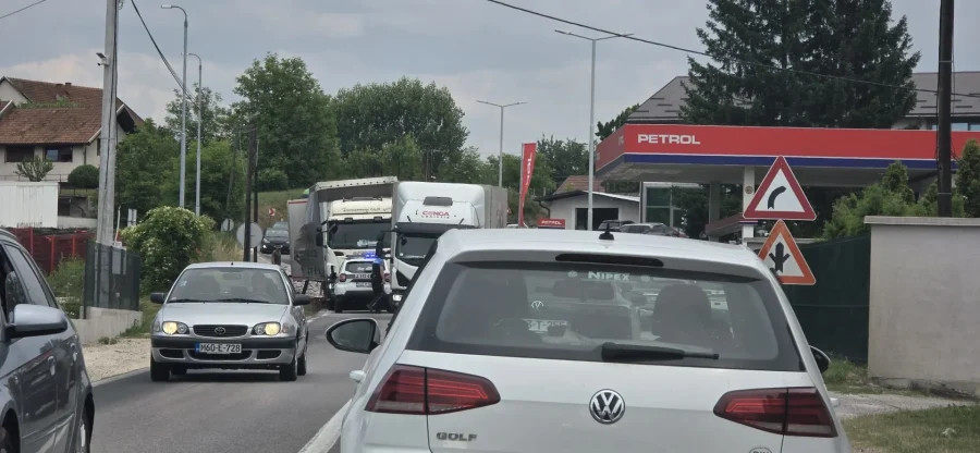 Saobraćajna nezgoda kod Šantića, iz kamiona se rasuo teret na cestu
