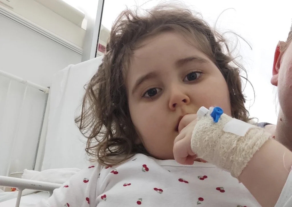 Pomozi.ba pokrenulo apel za liječenje dvogodišnje Sare koja ima epilepsiju