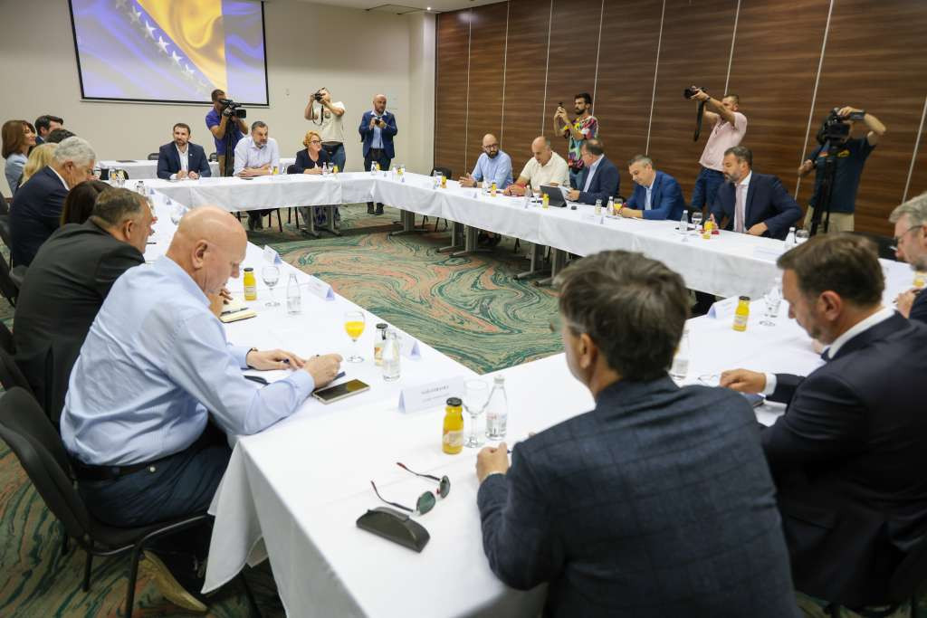 Sastanak stranaka Trojke i HDZ-a u Konjicu: Vlada FBiH funkcioniše