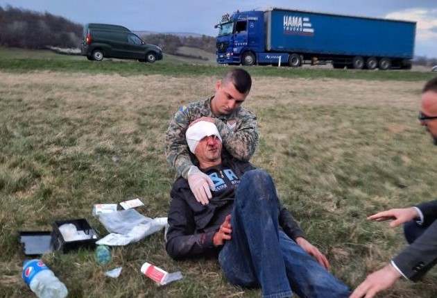 Vojnik Oružanih snaga BiH pomogao povrijeđenom u  prometnoj nesreći