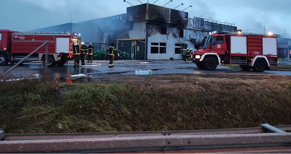 Skladišta firmi uz južnu obilaznicu u Osijeku zahvatio požar