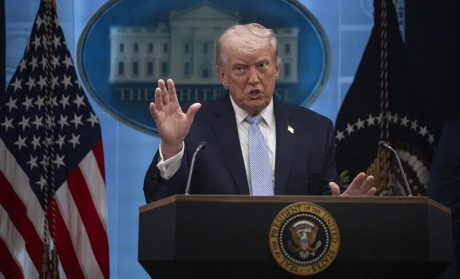 Trump tvrdi da se Iran „potpuno urušava“ dok SAD pojačavaju ekonomski pritisak