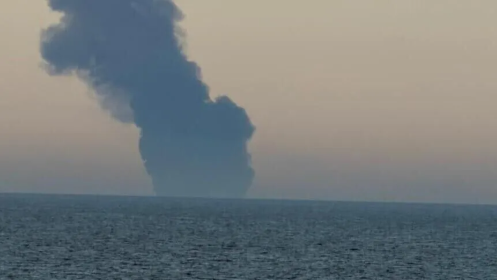Tanker pogođen nepoznatim projektilom u Hormuškom moreuzu, izbio požar na brodu