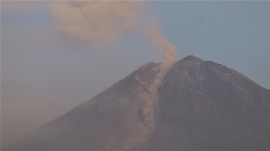 Vulkan Semeru u Indoneziji eruptirao šest puta - Nivo uzbune ostaje visok