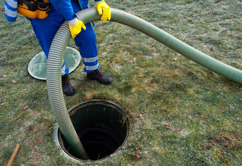 Iz rupe za septičku jamu izvučeno tijelo muškarca