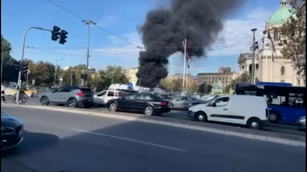Šatori pristalica vlasti gore ispred Skupštine Srbije, miris dima se osjeća u okolnim ulicama