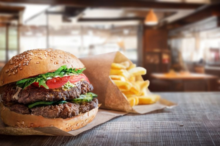 Velika Britanija zabranila reklame za nezdravu hranu na TV-u i internetu kako bi suzbila gojaznost djece