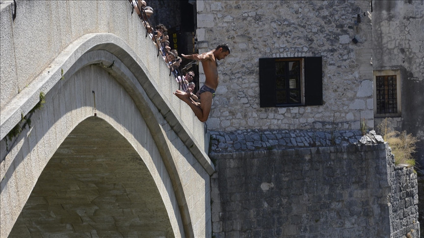 Skok bez aplauza sa Starog mosta za borbu protiv nasilja nad ženama