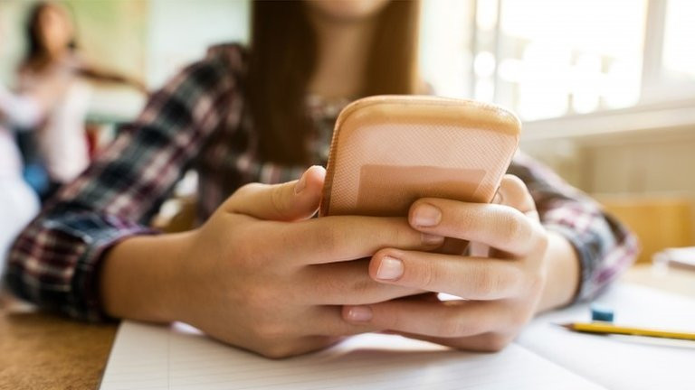 Još jedna škola u FBiH zabranila mobitele
