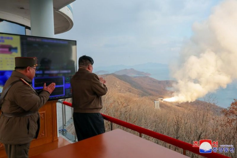 Kim Jong-un nadzirao testiranje motora nove hipersonične rakete srednjeg dometa