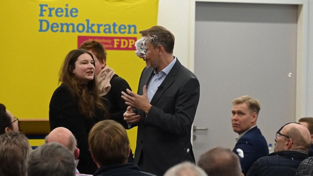 Bivši njemački ministar tokom govora dobio 'tortu' od pjene u lice