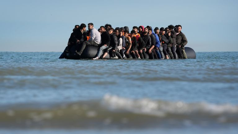 Gotovo 37.000 migranata stiglo u Veliku Britaniju preko La Mancha od početka godine