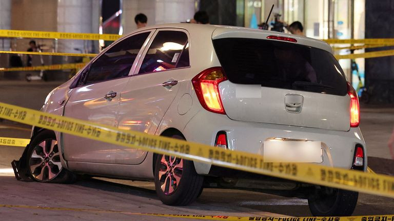 Automobilom kosio na trotoaru, a potom ih napao nožem